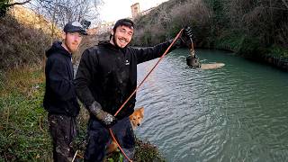 On pêche à l'aimant dans un canal caché en centre ville