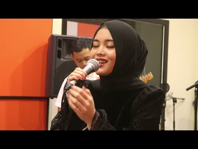 PUTRI DELINA - MENAHAN RASA SAKIT (LIVE VERSION) class=