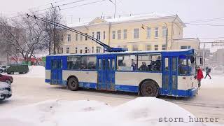 Тролза-5275.03 Оптима ЗиУ-682Г буксуют на дороге Russian trolleybuses slip on the icy road