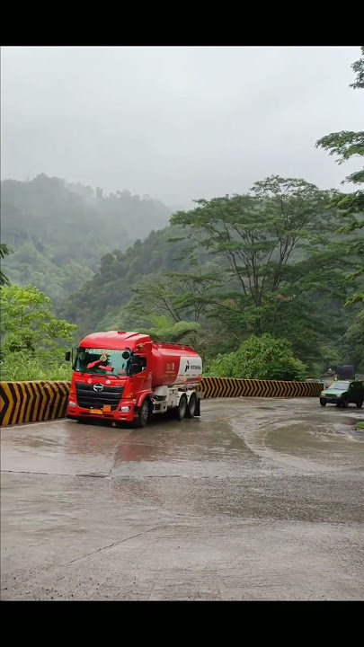TRUK TANGKI PERTAMINA MBOIS LEWAT TIKUNGAN ADSENSE #shorts #sitinjaulauik #pertamina