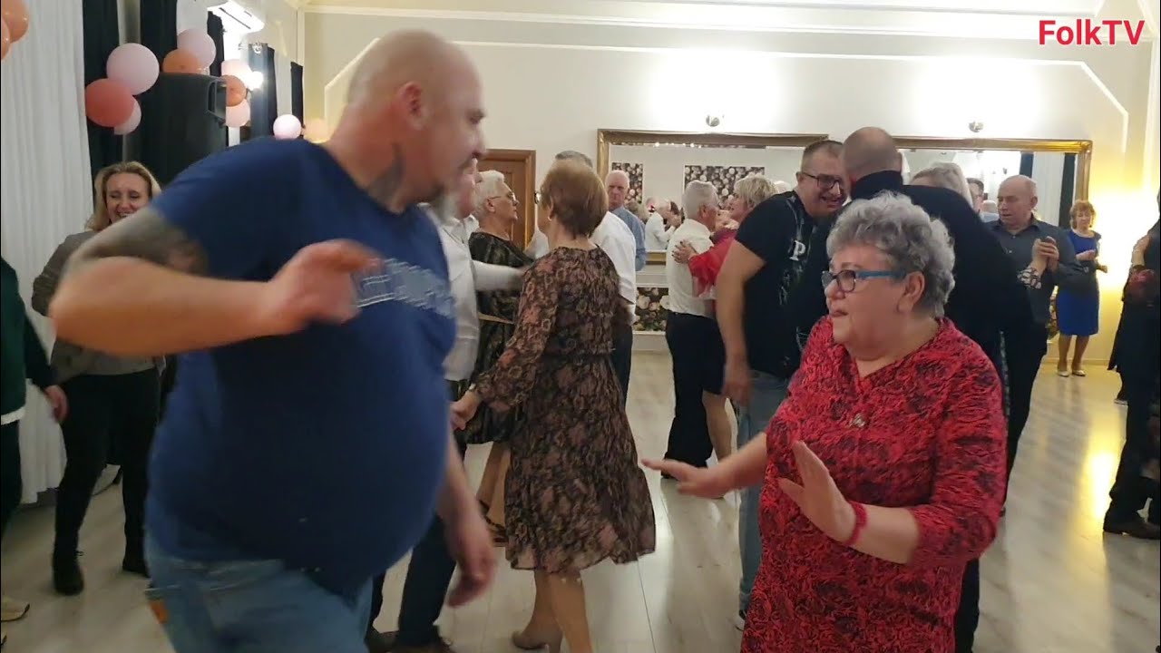 WSPANIAŁA ATMOSFERA POTAŃCÓWKI a na parkiecie Pani Jadzia wyśmienicie się bawi 