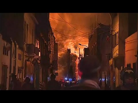 Espectacular incendio en el casco antiguo de Lima - YouTube