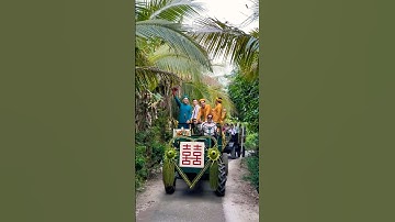 Rước dâu “độc lạ” bằng xe máy cày của Thanh Đoàn và Hà Trí Quang.