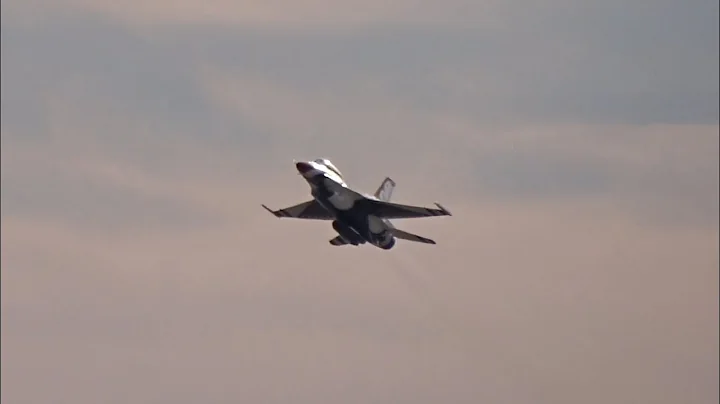 Thunderbird F-16D Unrestricted climb out of Nellis AFB!