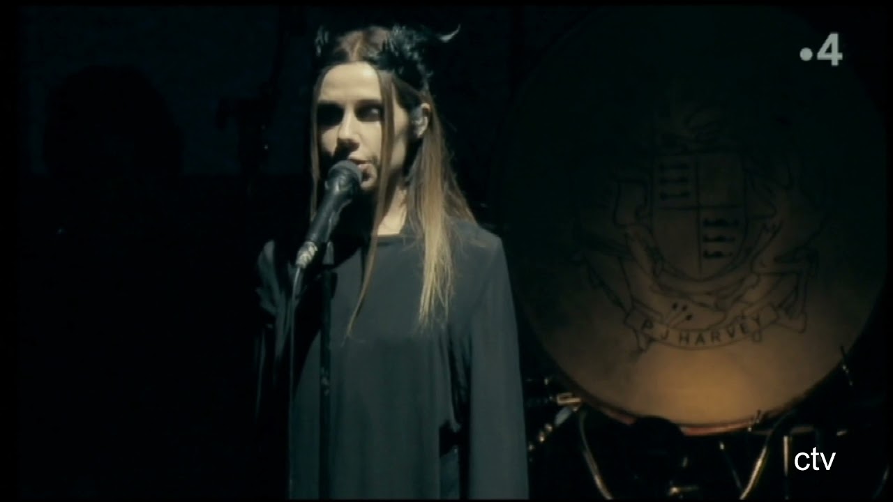 Guarda PJ Harvey - Dear Darkness su YouTube Guarda PJ Harvey - Dear Darkness su YouTube