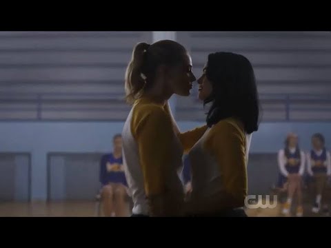 Veronica Y Betty Se Besan Riverdale Youtube