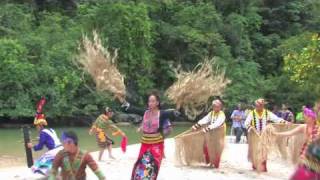 Vignette de la vidéo "Puerto Princesa's  Sinika and Pangkat kalinangan  performing Banwa Ko"