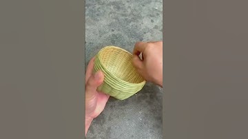 The weaving process of bamboo baskets