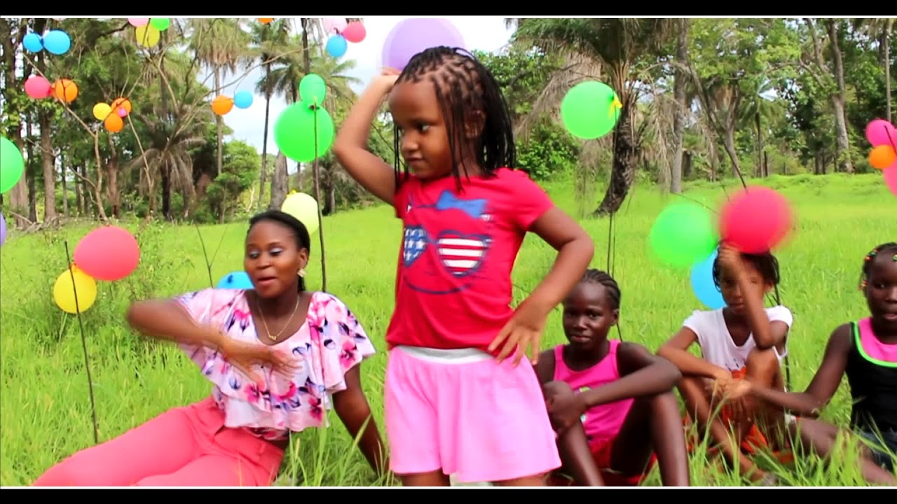 Menina Neia Banhanha