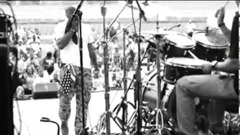 Isaac Carree - In The Middle