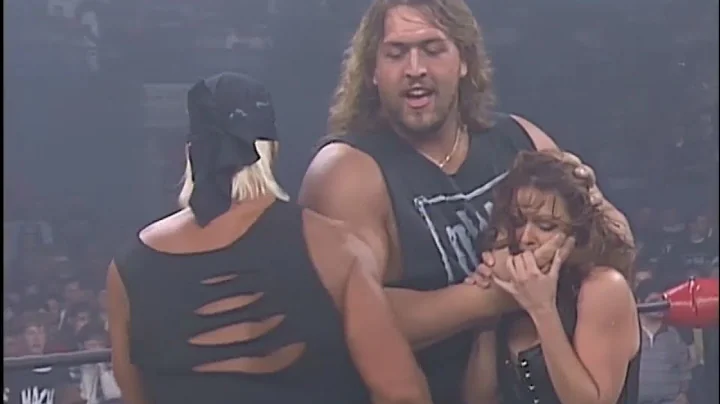 Hollywood Hogan jumps Macho Man & forces Elizabeth...