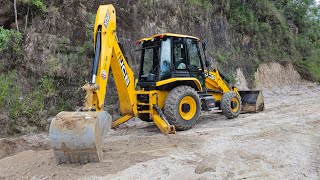 Retroescavadeira jcb 3cx na retirada de material. #Retroescavadeira #trator #jcb3cx