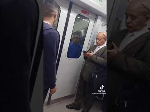 لما واحد يحاول يضحك الناس في المترو