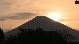 Hindu prayers to calm Bali's Mount Agung volcano