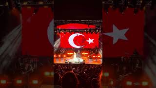 Zara Antalya Konserinde Müslüm Gürses’in Seni Yazdım Kalbime Şarkısını Söyledi