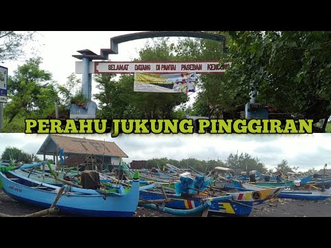 Nelayan Perahu Jukung Pinggiran Di Pantai Paseban Kencong Jember