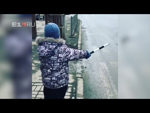 Мальчик с жезлом и свистком заменил светофор. Real video