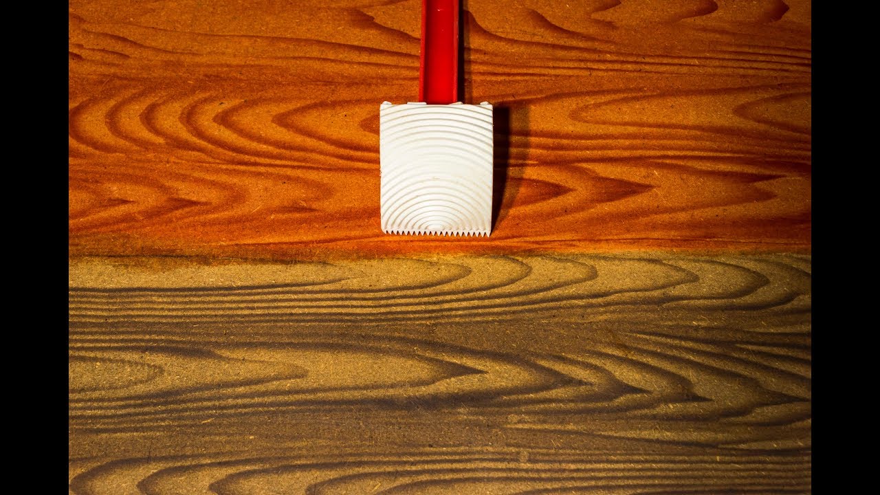 Una pared de madera con pintura blanca y vetas de madera.