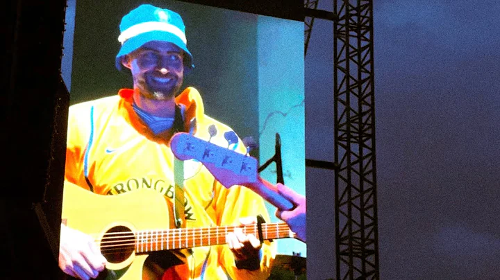 Patrick Bamford plays I Predict a Riot with Kaiser Chiefs 🎸