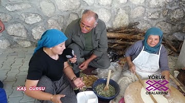 MUHTAR VE EŞİ HALKIYLA BİRLİKTE ÇALIŞIYORLAR.