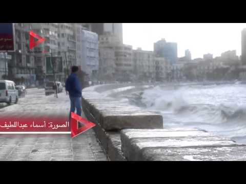 بالفيديو والصور| إسكندرية تغرق في شبر مية.. والموج يعانق الشوارع