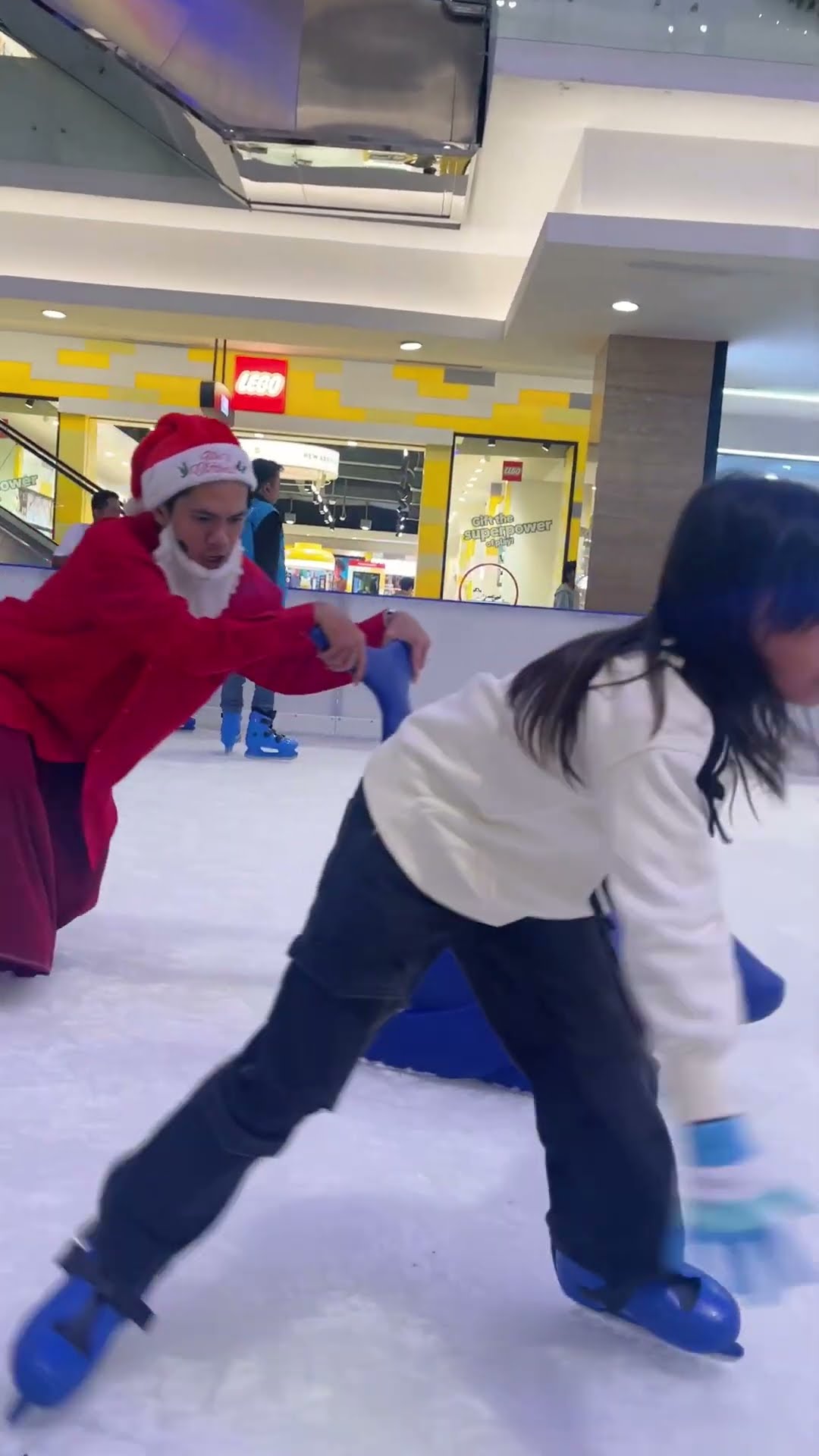 LEIKA MAIN ICE SKATING BARENG DINAR, MEREKA JAGO BANGET #leika #shorts