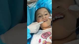 Mari ensinando fazer nó no fio dental para arrancar o dente mole