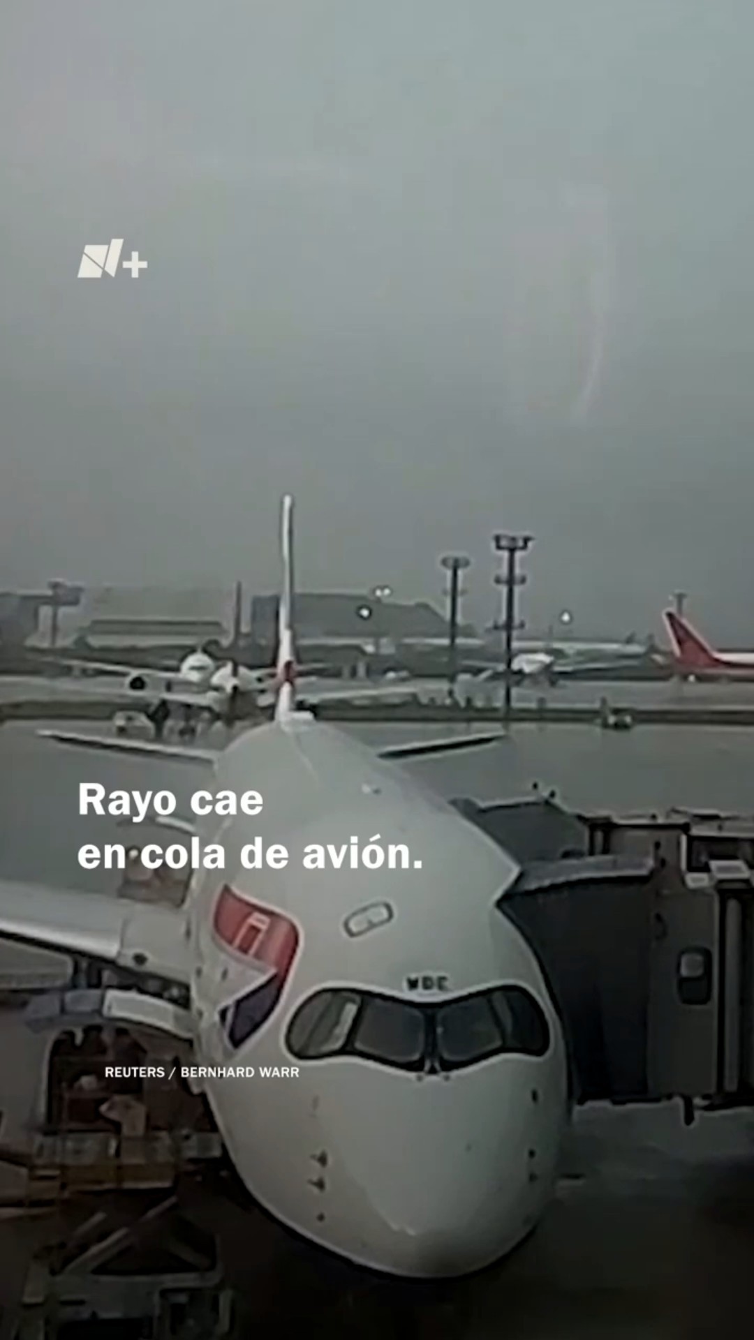 Graban el momento en el que un rayo impacta contra un avión #nmas #shorts #brasil