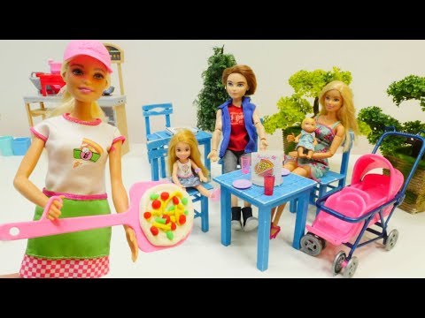 Barbie ailesi akşam yemeğine pizzacıya gidiyor