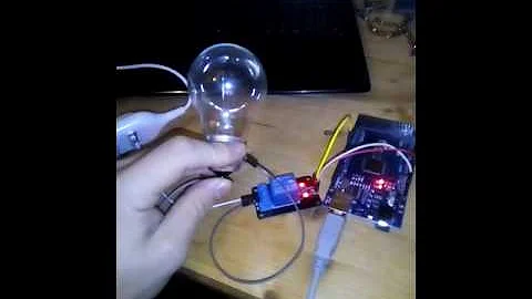 Co znamená připojení žárovky do obvodu?