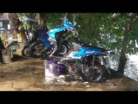 Cuci Motor Honda Beat dipinggir kali sdh bertahun tahun,tidak keropos.#motorku#HondaBeat