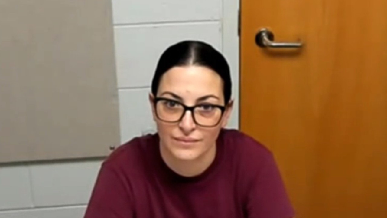 Женщина, раздающая ланч, ухаживает за 14-летним подростком | Она обвиняет его на слушании по усло...