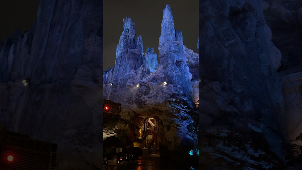 🔭 Star Wars Galaxy’s Edge Nighttime Vibes at Disneyland 🚀 #starwars #disney #disneyland #travel