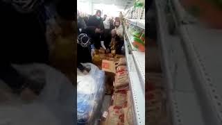 بداية الانهيار.. فيديو متداول يظهر تهافت مواطنين لبنانين على شراء مواد استهلاكية مدعومة