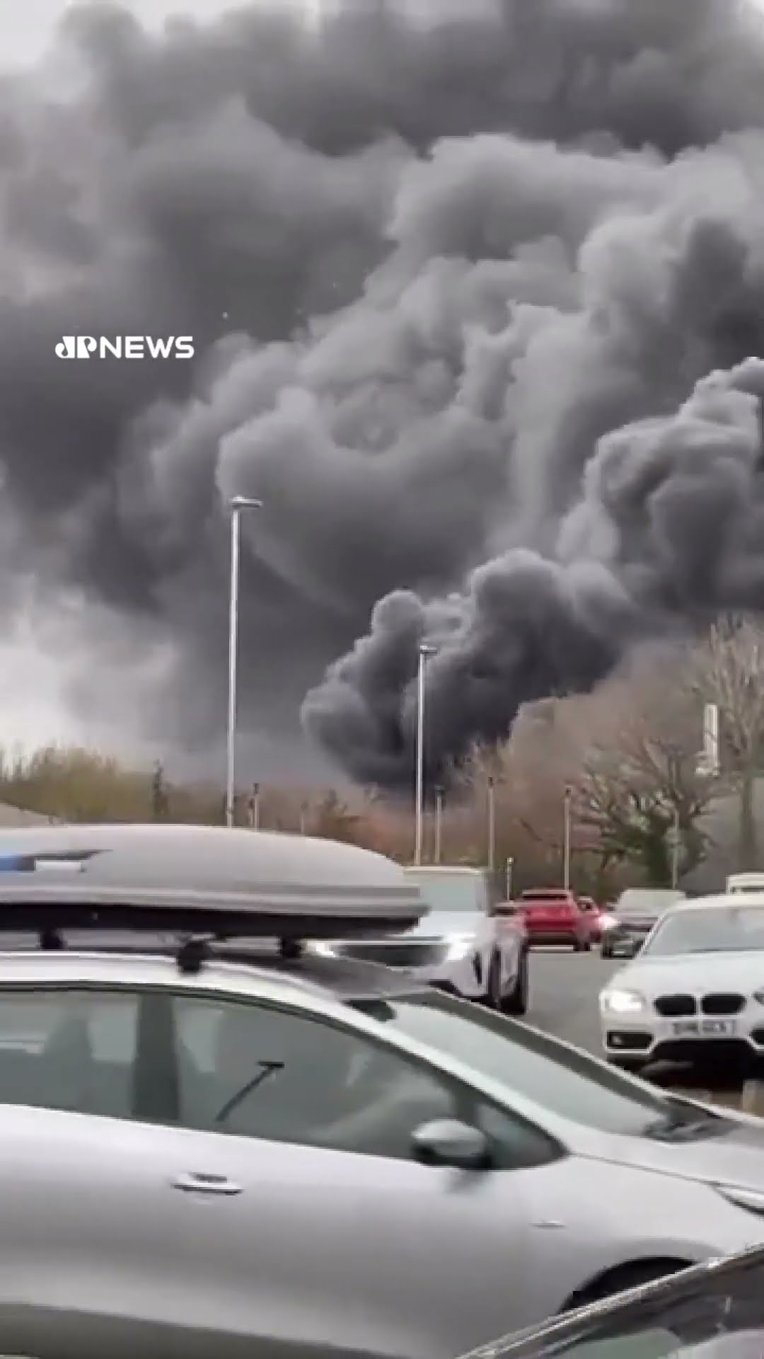 Grande incêndio em Wythenshawe, Manchester, mobiliza bombeiros e evacua moradores #shorts