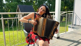 Claudia Hinker spielt &quot;ROSAMUNDE&quot; auf ihrer Steirischen Harmonika
