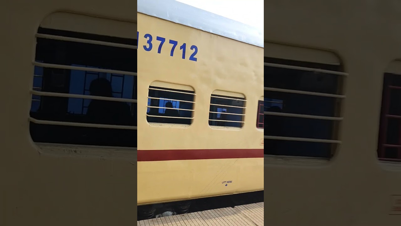 12766 Amravati Tirupati SF Express standing at Akola Jn For Loco reversal 