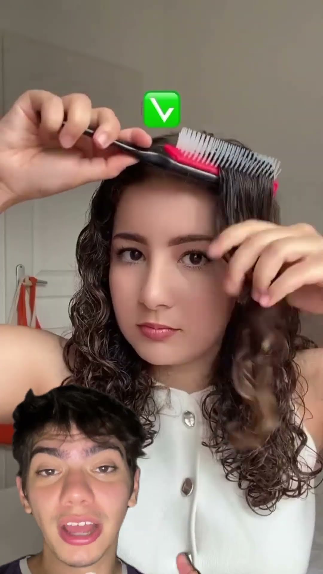 ? Penteie o cabelo cacheado pra frente girando a escova. Cachos perfeitos sem esforço!