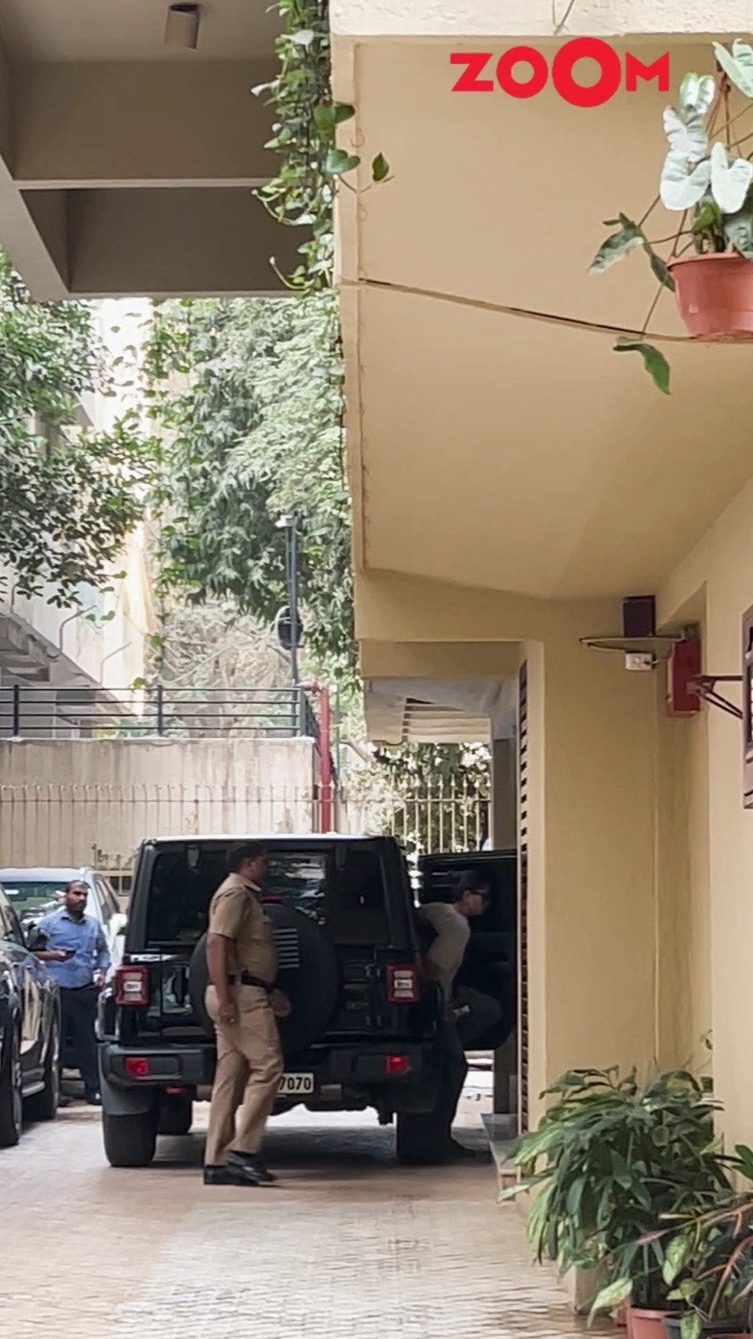 Kareena Kapoor ARRIVES with police at Karisma's house post Saif's attack #shorts #kareenakapoor