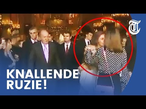 Video: De Rode Jurk Van Koningin Letizia Leende Ze Van Haar Schoonmoeder