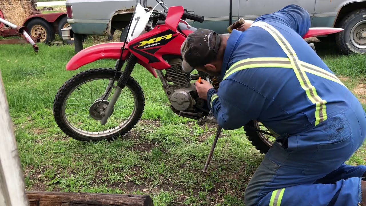 Honda XR100R carb cleaning - YouTube