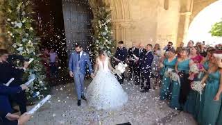 Lluvia de pétalos y cañones de confeti a la salida de la ceremonia en la boda de Paloma y Jose Ángel