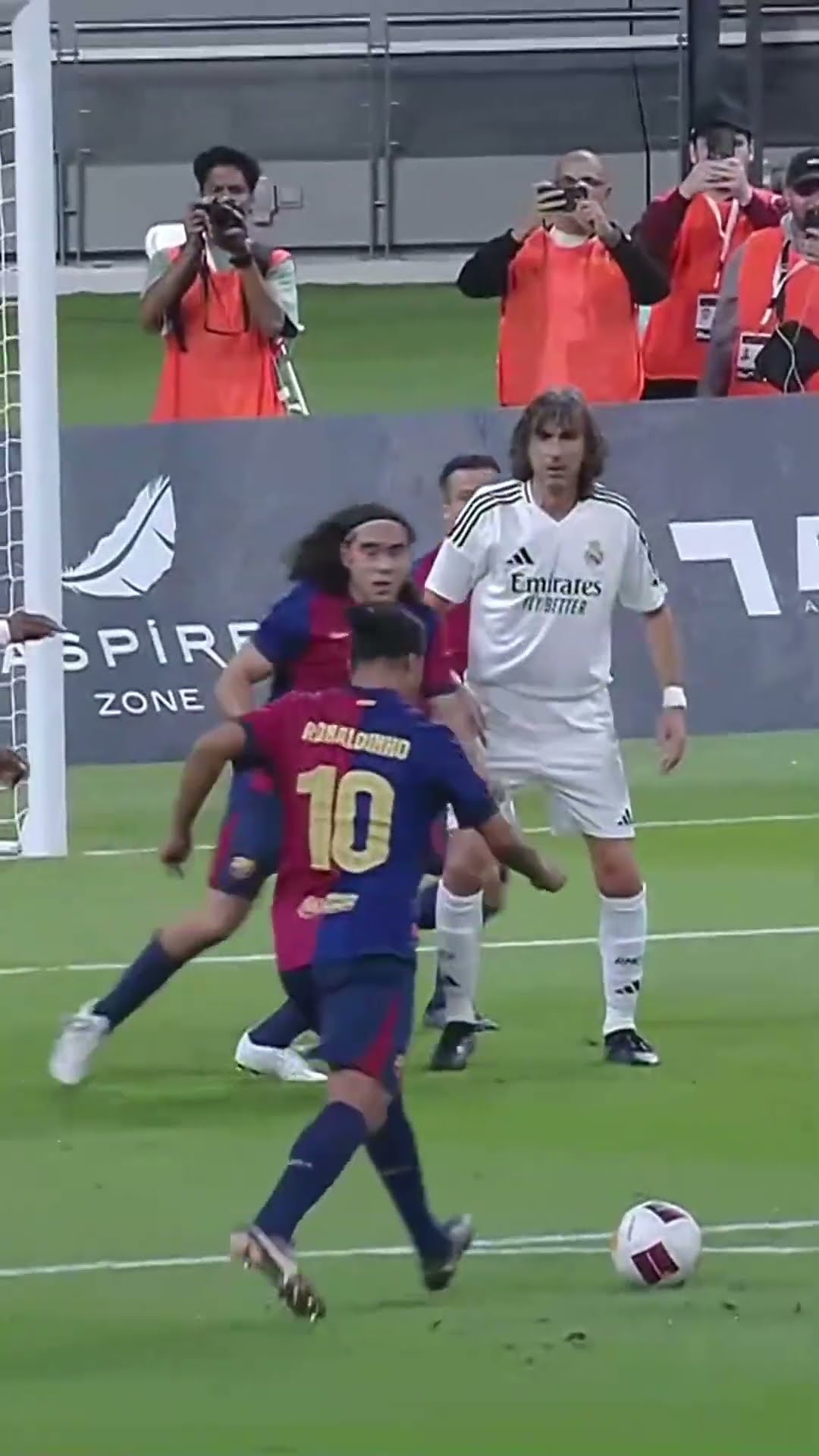 He's still got it ? #ronaldinho #fcbarcelona #shorts #legends