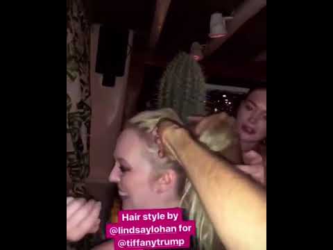 H Lindsay Lohan φτιάχνει τα μαλλιά της Tiffany Trump