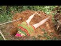 Người Rừng Tập 59 - The primitive life of ethnic girls - Ethnic girl digging a mouse