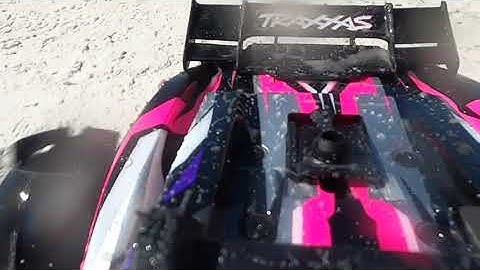 Traxxas Rustler 4x4 VXL crossing water