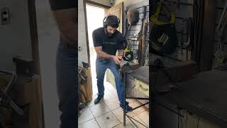 Empunhadura esculpida com fios de prata!!! #cutelaria #handmade #bladesmith #tutorials #feitoamao