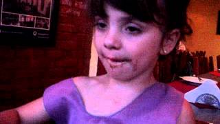Menina Dormindo E Comendo