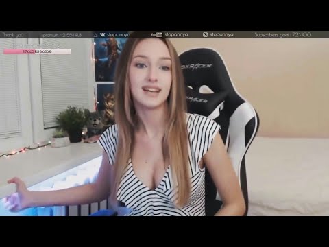 Beautiful girls twerking live on Twitch.