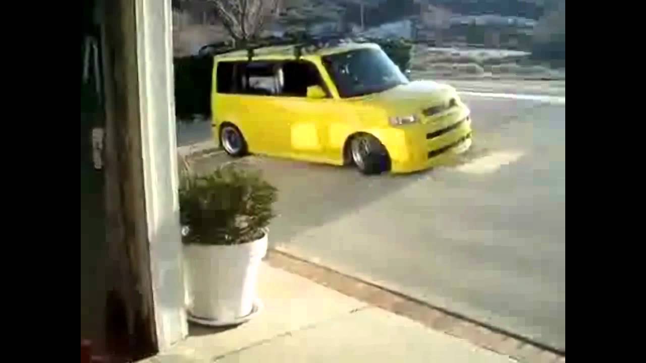 究極に車高を下げたトヨタbbの車庫居れは大変 Youtube